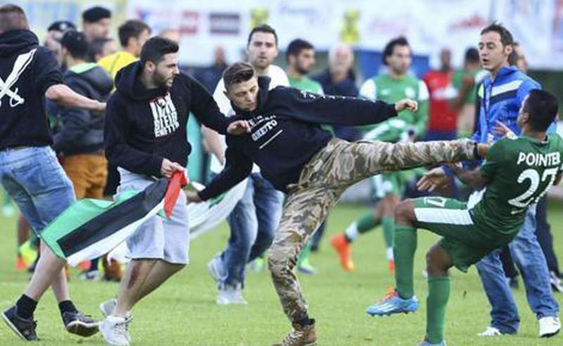 Los futbolistas del Maccabi Haifa acabaron a golpes con aficionados con banderas palestinas.