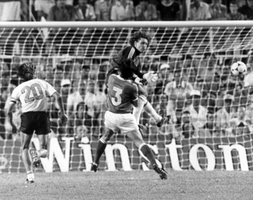Charles Corver la lío en el Alemania-Francia de 1982.