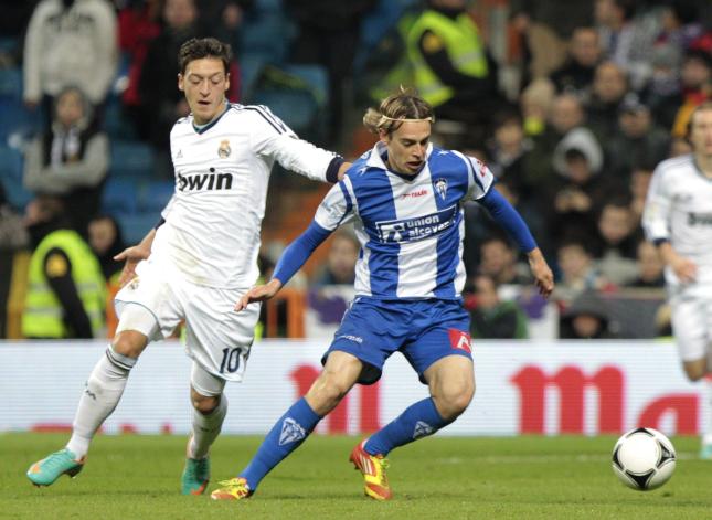 Connaissez-vous Javi Laras le lien qui dénoyautées Alcoyano et le Real Madrid Javi Lara ante Ozil en la eliminatoria que enfrentó al Alcoyano y el Real Madrid.