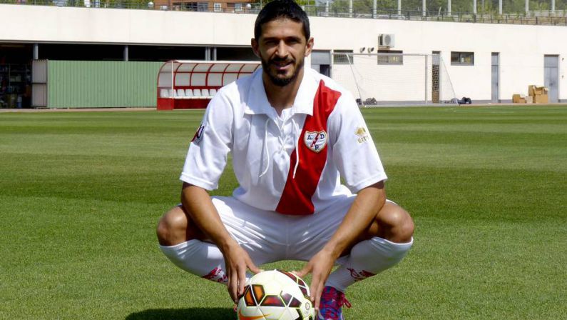 Rayo Vallecano se réinvente chaque été Jonathan Pereira con la zamarra del Rayo.