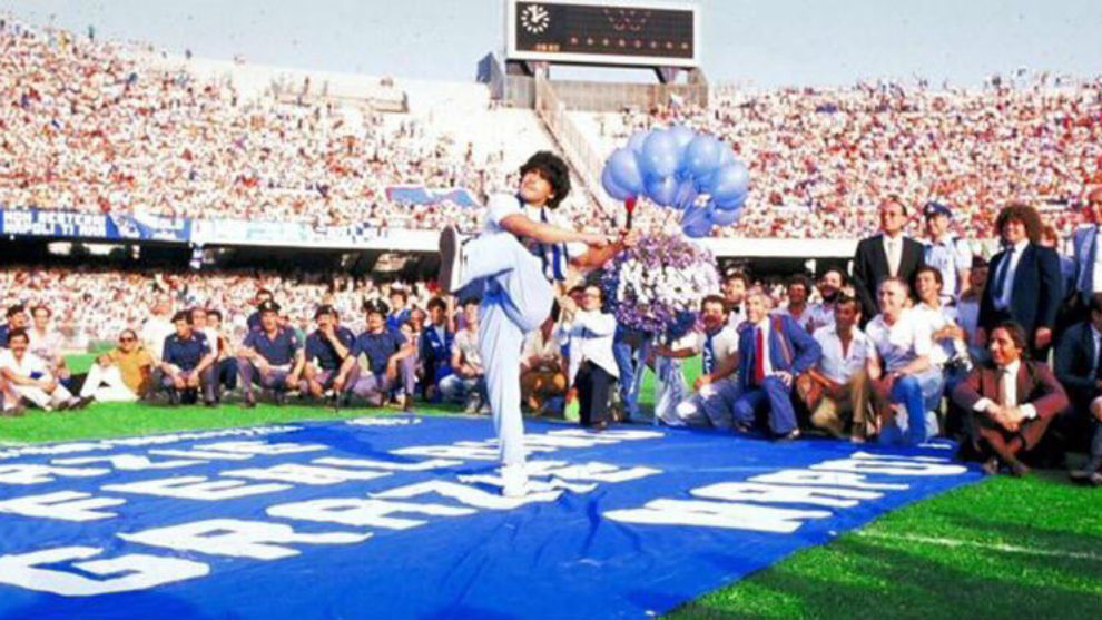 Maradona llenó San Paolo en su presentación 