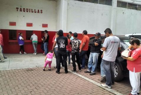 El equipo mexicano que devolvió el dinero de las entradas tras perder un partido 1 Aficionados del Irapuato recogiendo el dinero de sus entradas.