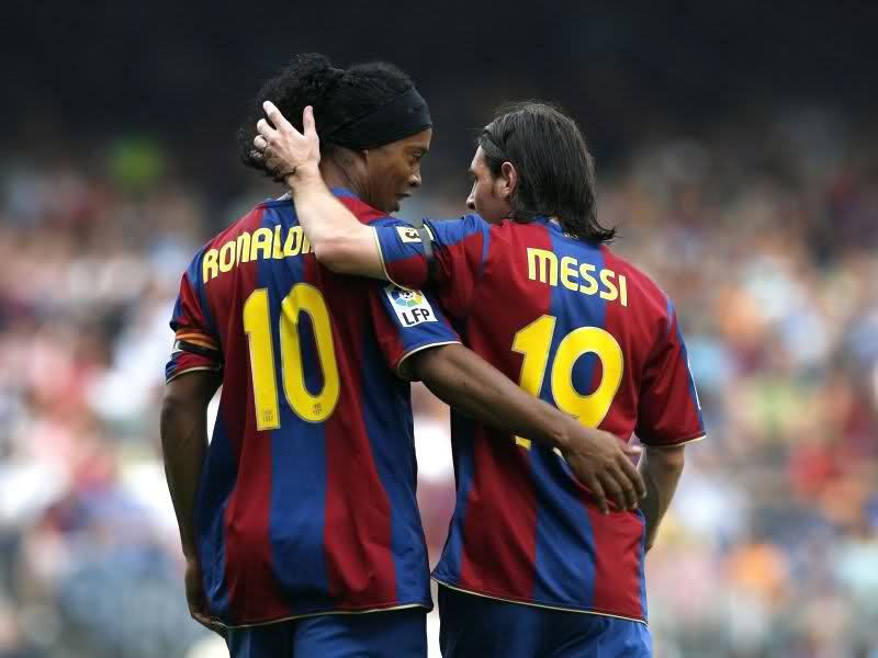 Ronaldinho y Messi coincidieron en el Barcelona. Cuanta magia en una foto.