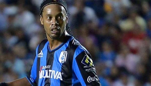 A história de jogadores estrangeiros no futebol mexicano Ronaldinho con la camiseta de los Gallos Blancos de Querétaro.