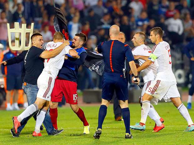 Serbia y Albania acaban a golpes