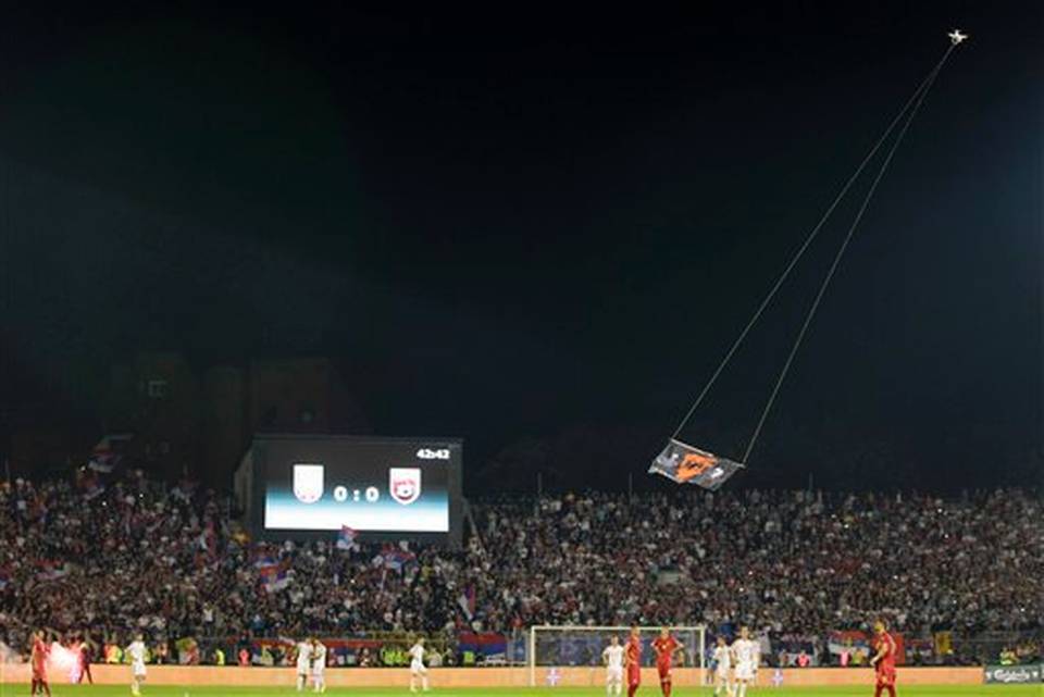 Momento en el que el drone con la bandera de Gran Albania sobrevoló el estadio serbio. 