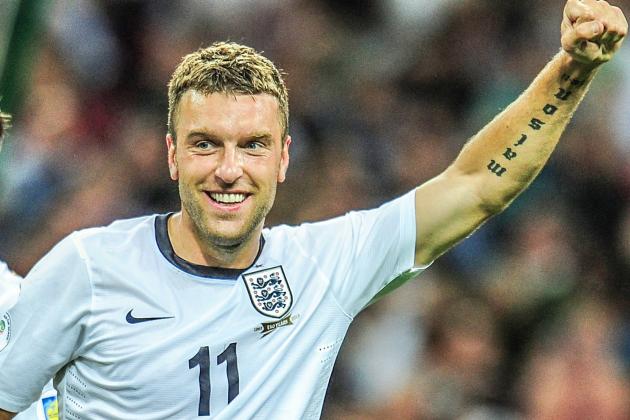 Lambert celebra un gol con la zamarra inglesa. 