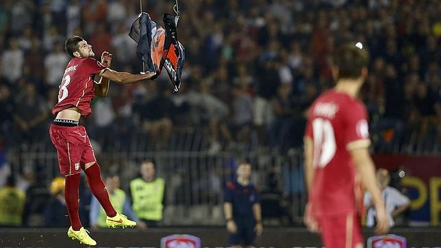 Mitrovic saltó y cogió la bandera y se lió.