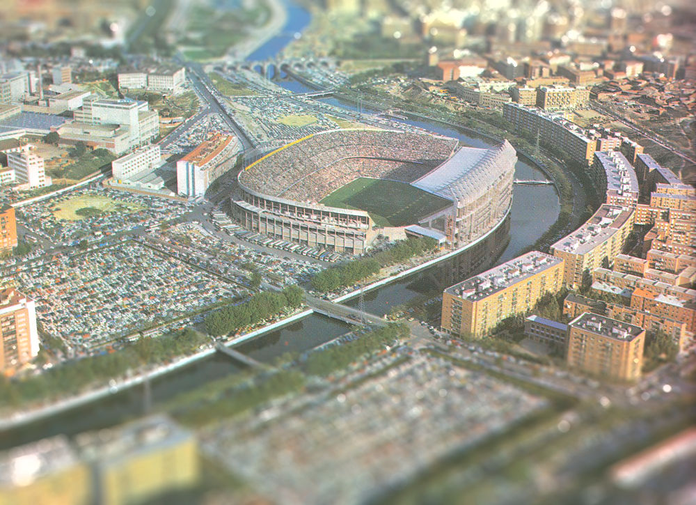 El fútbol parece vivir otras épocas pasadas, como los años 70, donde el fútbol se vivía así en el Calderón.