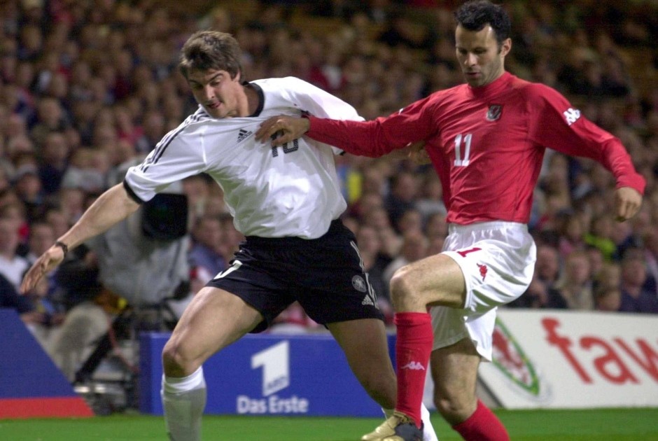 Deisler ante Ryan Giggs en un Alemania-Gales.