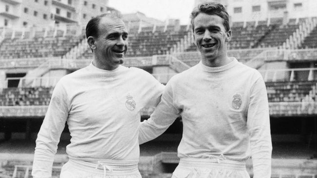Agne Simonsson poses with Di Stefano at the stage where they agreed on the Real Madrid.