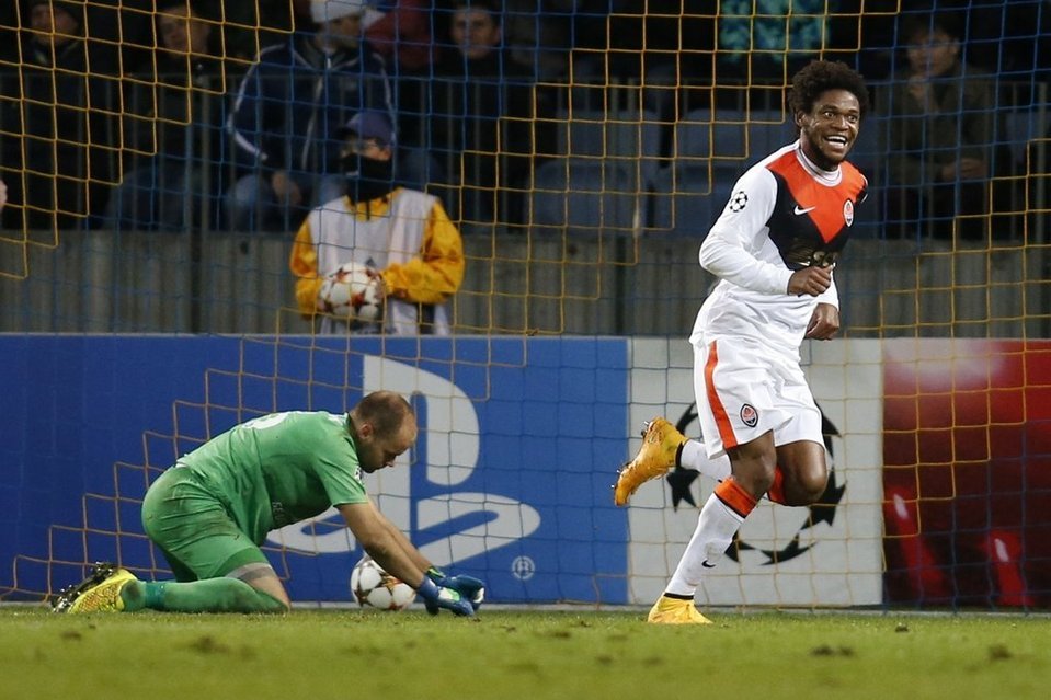 El portero del Bate ve Luiz Adrianos por la noche.