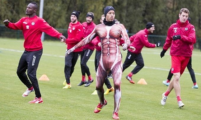 Les joueurs de l'équipe écossaise châtie son travestissement votre équipe Jake Carroll ya conoce el nuevo "uniforme" de su equipo.