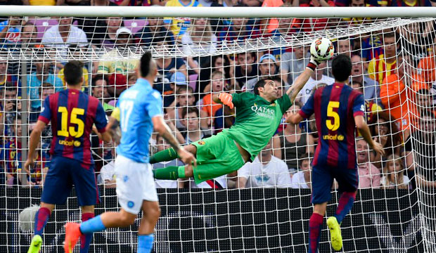 Claudio Bravo sigue haciendo paradas ahora en las filas del Barcelona.