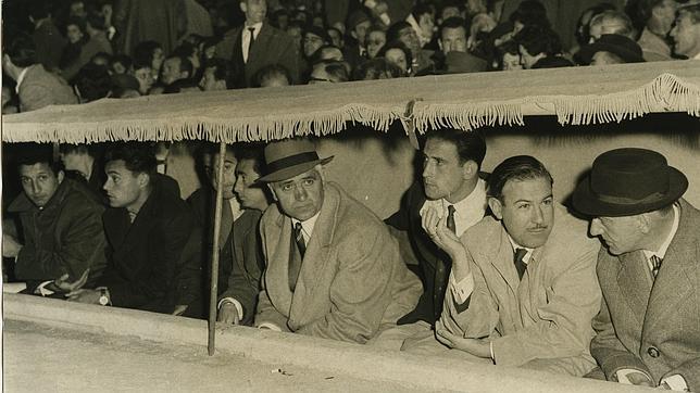 Fernando Daucik with hat in the center, one of the benches of the time. Photo: Abc.es 