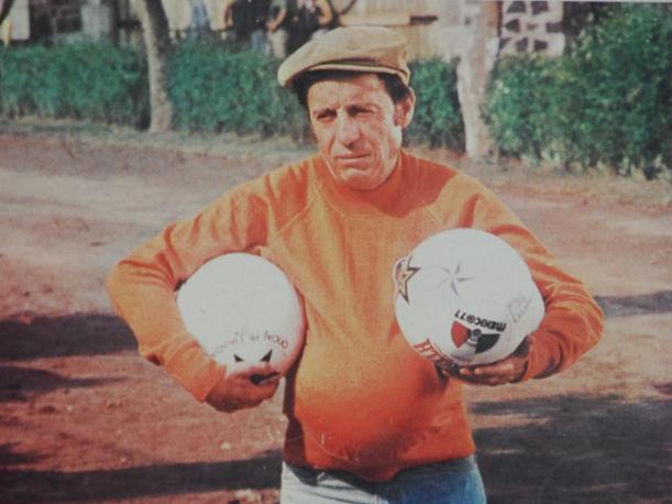 Chespirito con dos balones en El Chanfle.