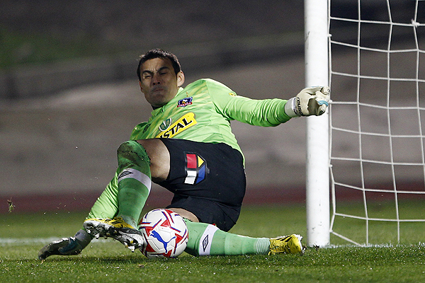 The major leagues in South Americao-Colo Justo Villar defiende la portería de Colo-Colo.