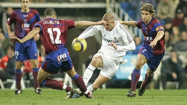 David Beckham tries to wriggle out of Celestini and Rivera in the Real Madrid-Levante of 2004/05.