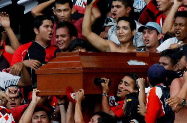 Un grupo de hinchas llegó a meter un ataúd en Sudamérica en un campo de fútbol.