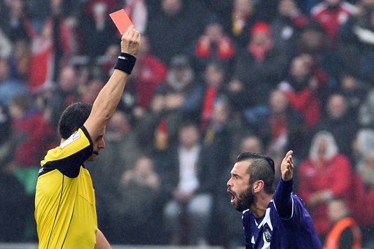 Defour enfer dans le classique belgetuation Defour acabó expulsado desquiciado por la situación.
