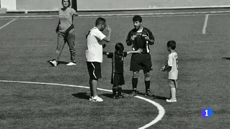 This child gave a lesson to the world of football when he separated a coach and a referee.