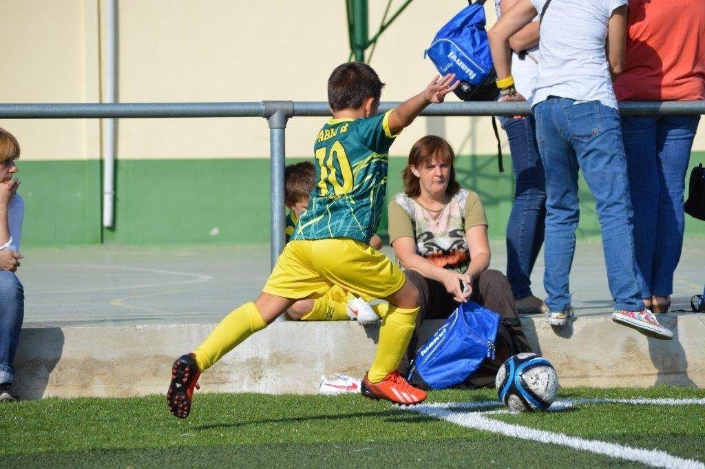 En edades tempranas es importante además de enseñar a jugar, enseñar otros valores. 