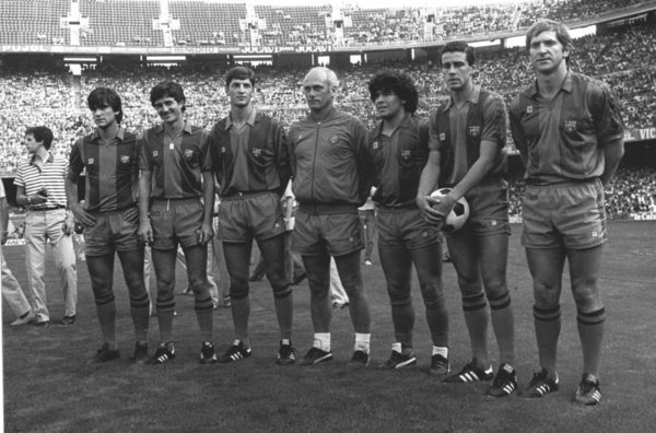 Udo Lattek junto a Maradona el día de su presentación con el Barcelona.