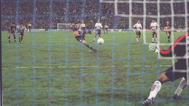 De esta manera marcó Palermo su penalti con los dos pies. 