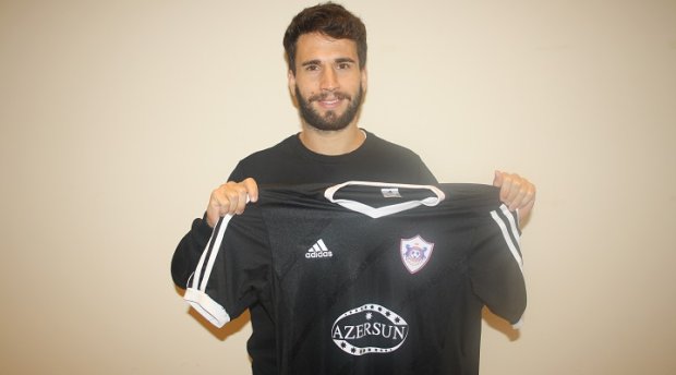 Dani Quintana en su presentación como jugador del Qarabag. 