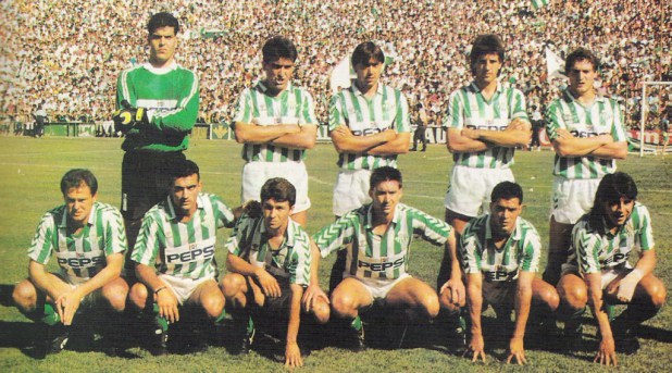 Puma Rodríguez a la derecha, abajo en una alineación del Betis a finales de los 80, principios de los 90.