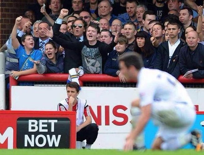Miren al hombre del puño en alto y las gafas de pera. Es Massimo Cellino, el dueño del Leeds.