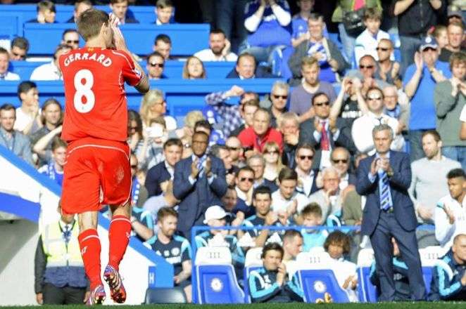 Addio con gloria Mourinho ha onorato di applausi Steven Gerrard Hasta el irascible José Mourinho homenajeó a Steven Gerrard con un aplauso.