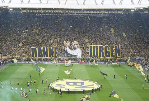 La Bundesliga volvió a llenar sus estadios. 