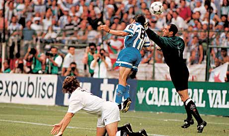 Momento en el que Alfredo Santaelena se adelantaba a Zubizarreta para batirlo. 