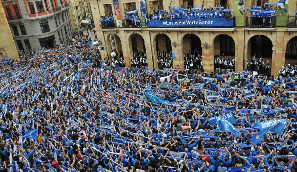 Así celebraron en Oviedo la vuelta a la Segunda División.