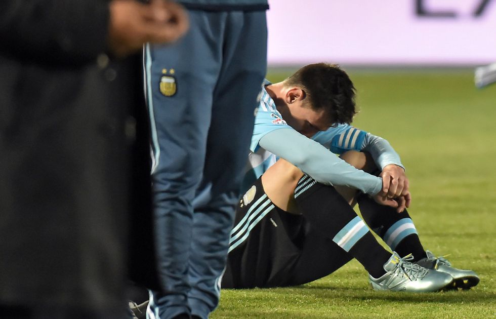 Así de cabizbajo acabó Messi tras perder otra final con Argentina, la segunda seguida. Foto: As.com