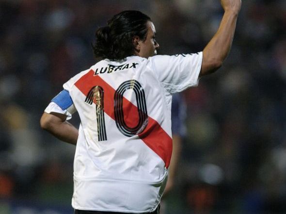 El Muñeco Gallardo con el 10 de River a la espalda. 