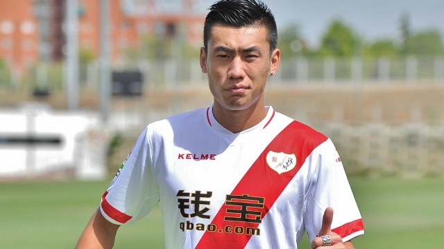 Takashi InuionGiapponese a EibarRayo Zhang Chengdong con la camiseta del Rayo.