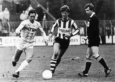 La Champions de los entrenadores 2 Si, el jovencito que pelea el balón con Cruyff es Van Gaal.