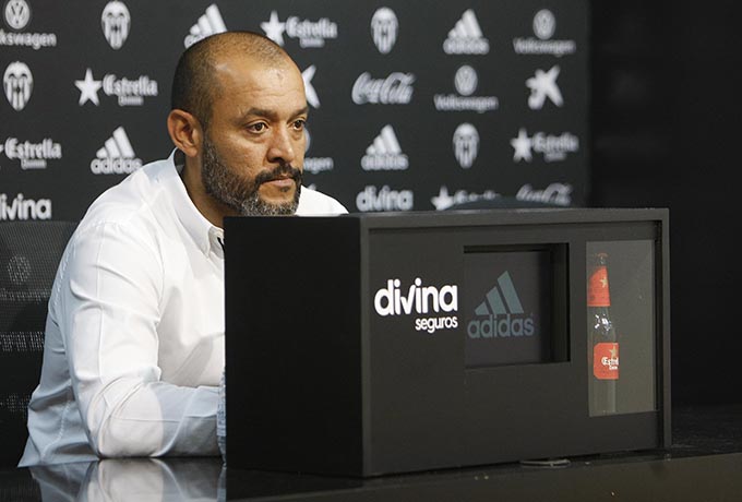 La grada de Mestalla tiene enfilado a Nuno. 