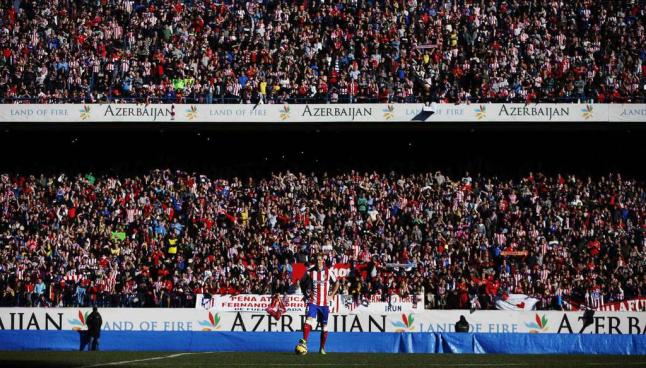 Os jogadores que voltaram para casa como heróissentação Torres como Tévez llenó el Calderón en su presentación.