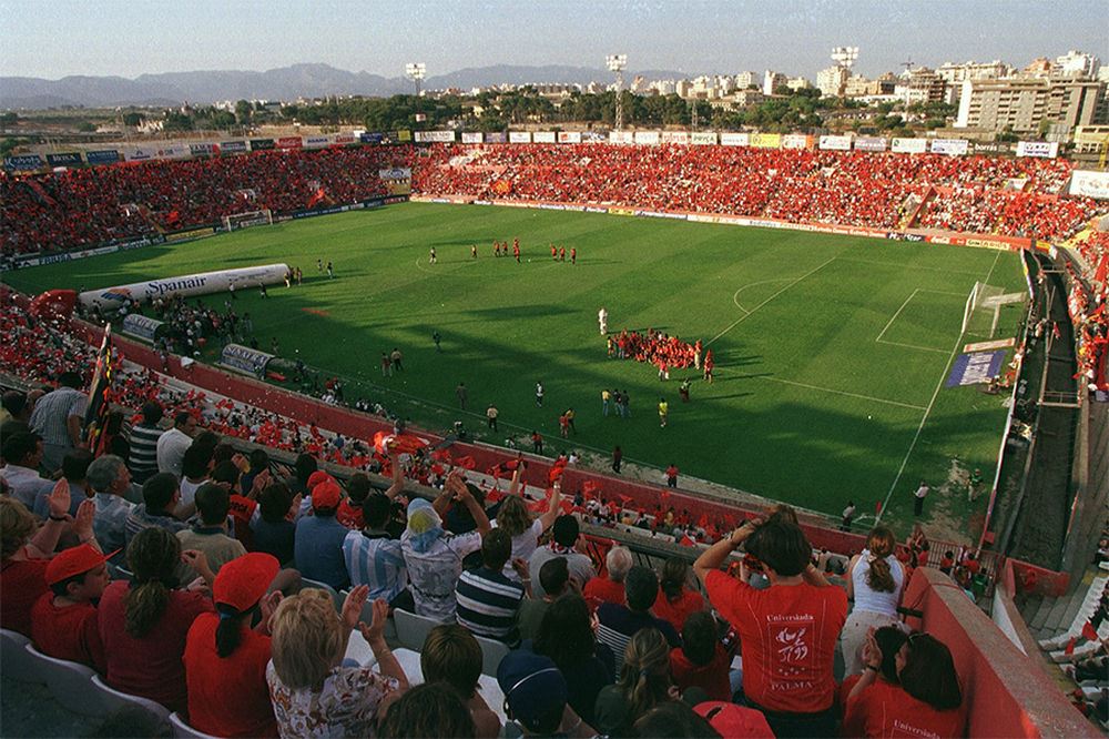 Os clássicos estádios de futebol espanhol do queque você certamente se lembra El Luis Sitjar de Mallorca. Foto: Arabalears.com