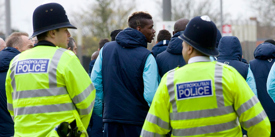 Los jugadores de Francia escoltados por la Policía inglesa. 