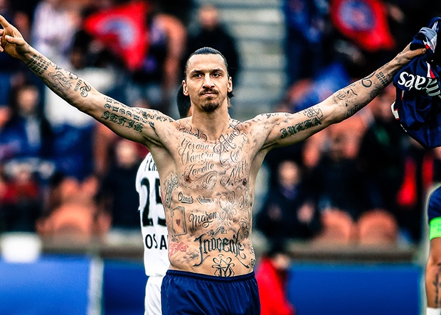 Aunque en la foto lleva algunos de mentira por una buena causa, el bueno de Ibrahimovic es asiduo a tatuarse también. 