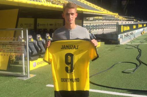 Januzaj en su presentación como jugador del Borussia Dortmund. 