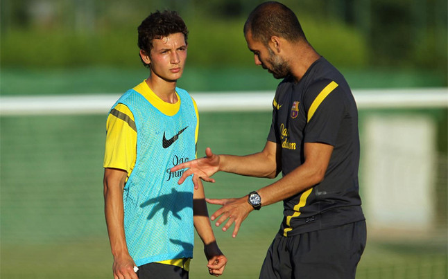Guardiola dando instrucciones a Babunski en su etapa en el Barcelona. 