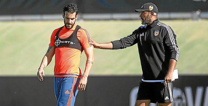 Negredo se enfrentó a Nuno y acabó marginado en la grada hasta la salida del portugués.