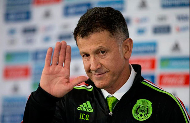 El nuevo seleccionador mexicano también ve un problema el excesivo número de naturalizados del fútbol mexicano. 
