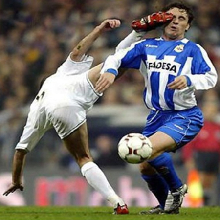 Zidane siempre dominó el balón. No sabíamos que las artes marciales también. 