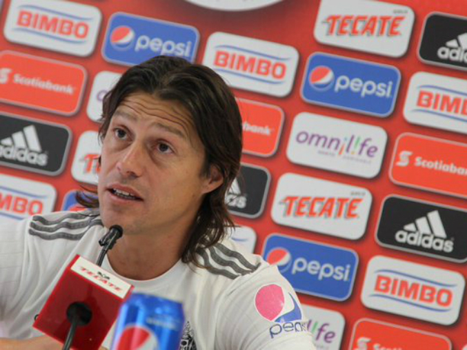 Almeyda lleva unos meses en Chivas y ha pasado de adorado a tener su cabeza en juego. 
